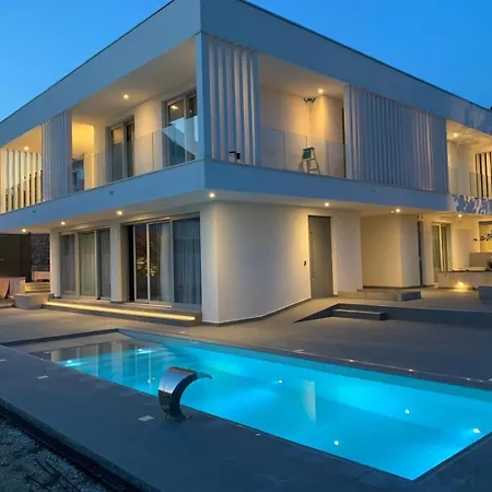 Villa New! With Heated Pool In