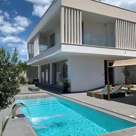 Villa New! With Heated Pool In *