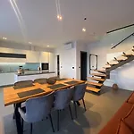 New! With Heated Pool In Βίλα
