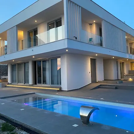 Villa New! With Heated Pool In *