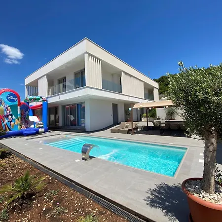 Villa New! With Heated Pool In *