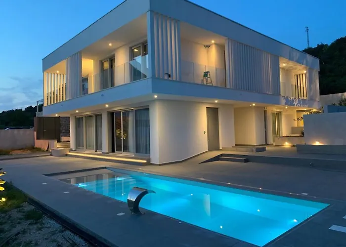 Villa New! With Heated Pool In