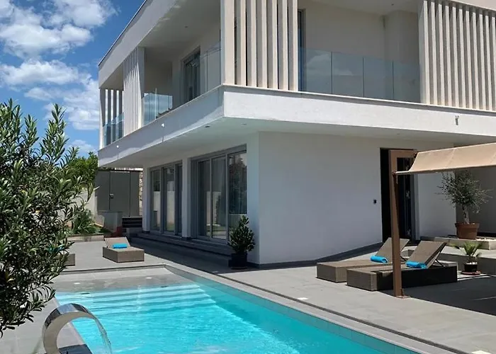 Villa New! With Heated Pool In *