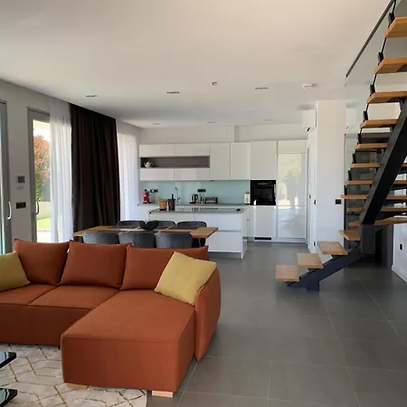 Βίλα New! With Heated Pool In *
