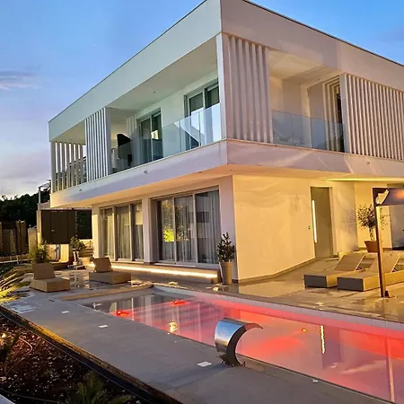 New! With Heated Pool In Vila Cavtat